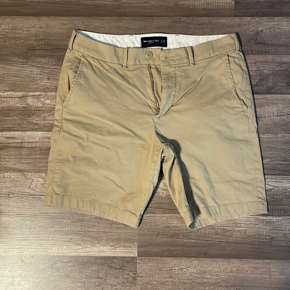 Abercrombie and Fitch Mens Khaki Stretch Shorts. (Sz 32)